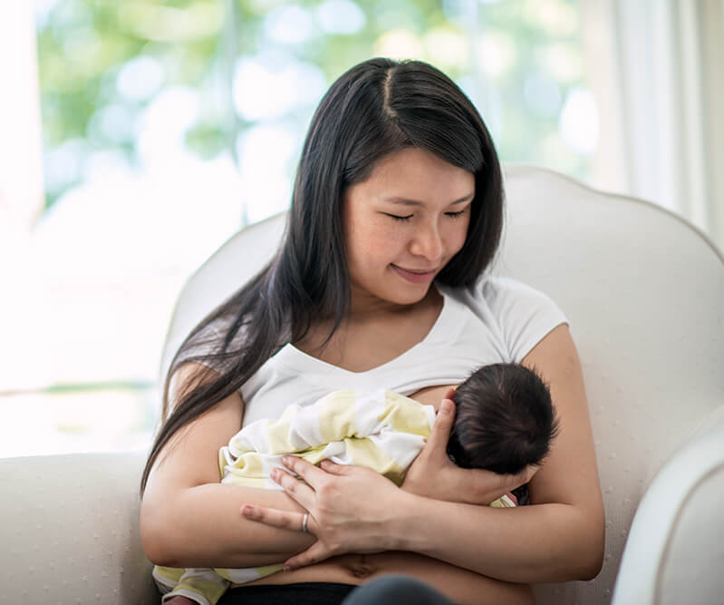 mom-newborn